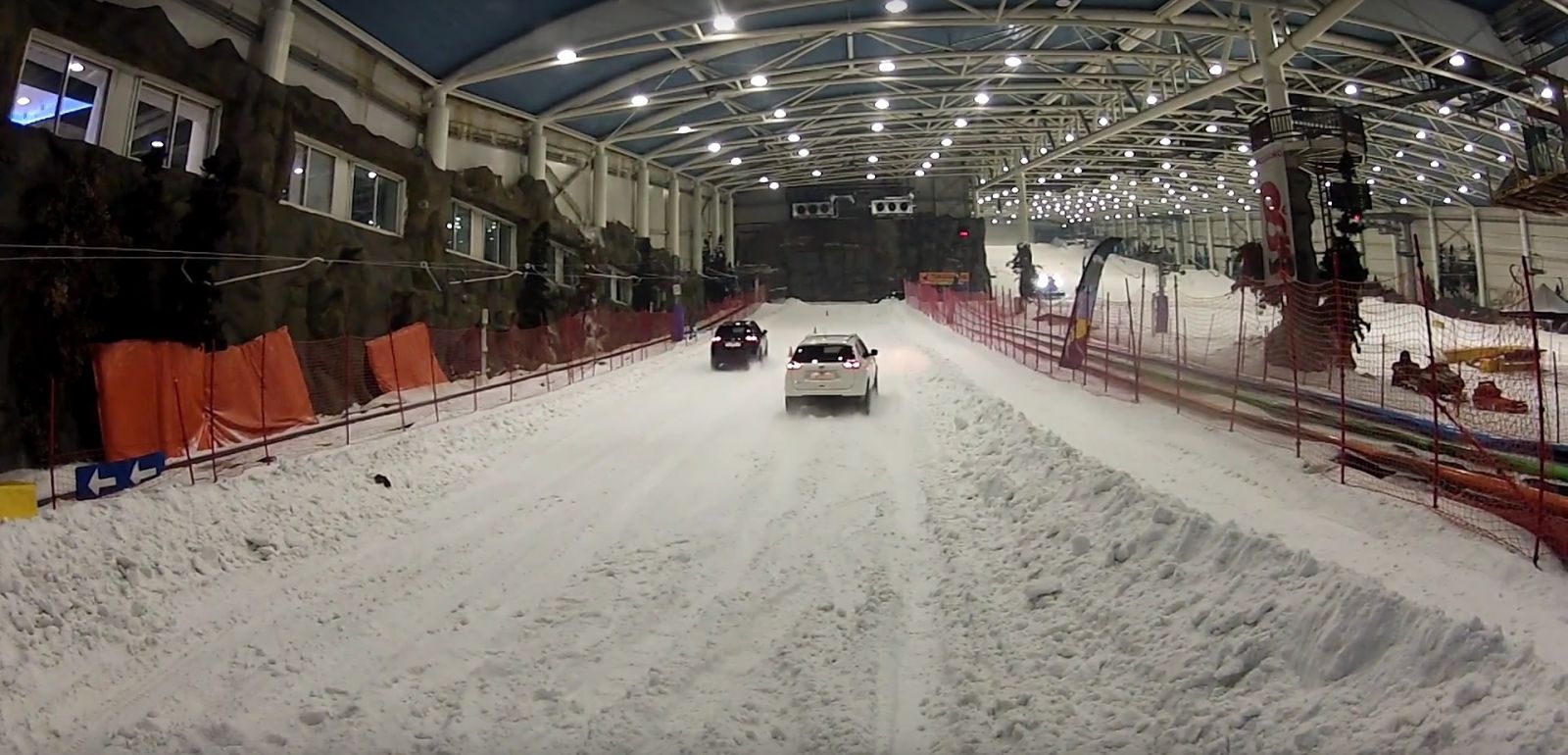 Prueba de neumáticos de invierno en la pista de nieve SnowZone de Madrid Xanadú (Arroyomolinos). Prueba de neumáticos de invierno en la pista de nieve SnowZone de Madrid Xanadú (Arroyomolinos).