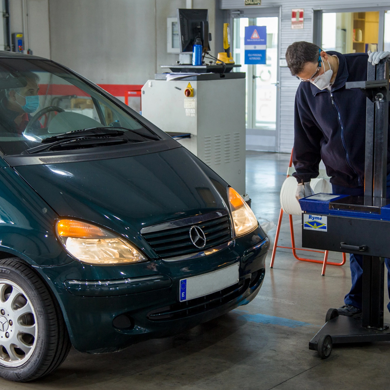 Pasa la ITV en dos minutos con estos tips profesionales 3 Motor16 comprobando luces