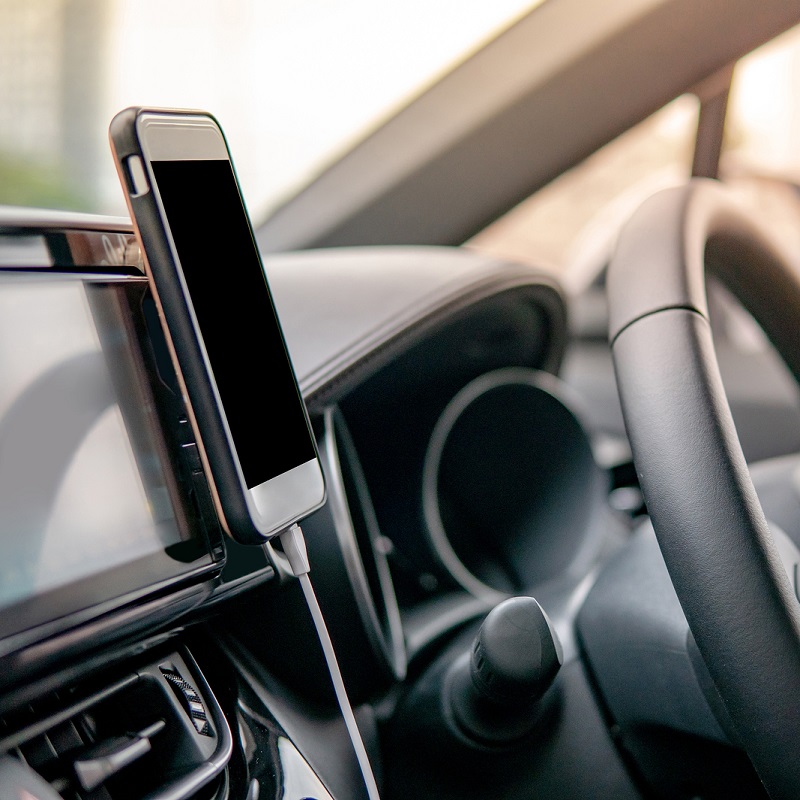 La DGT informa sobre la única acción que puedes realizar con tu móvil mientras conduces 3 Merca2.es ¿Cuando se puede usar un Smartphone mientras se maneja?