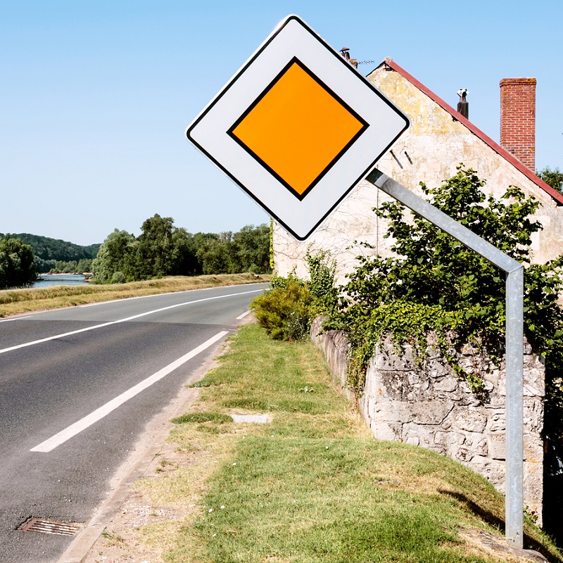 ¿Qué significa la nueva señal con forma de rombo en los carriles? La sorprendente respuesta que involucra a los Sims 1 Merca2.es Un cambio que intriga a los conductores